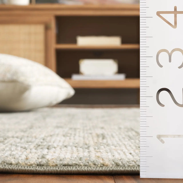 Safavieh Hazel 500 4'-0" x 6'-0" Rug in Green / Beige