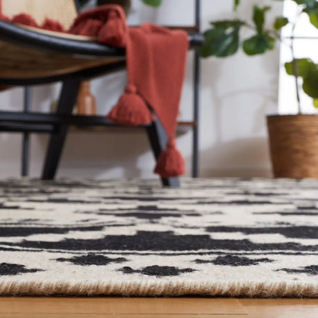 Safavieh Dhurries 5'-0" x 8'-0" Rug in Black / Ivory