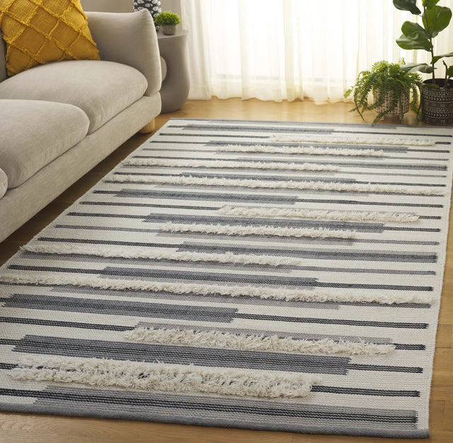Safavieh Kenya 4'-0" x 6'-0" Rug in Grey / Ivory
