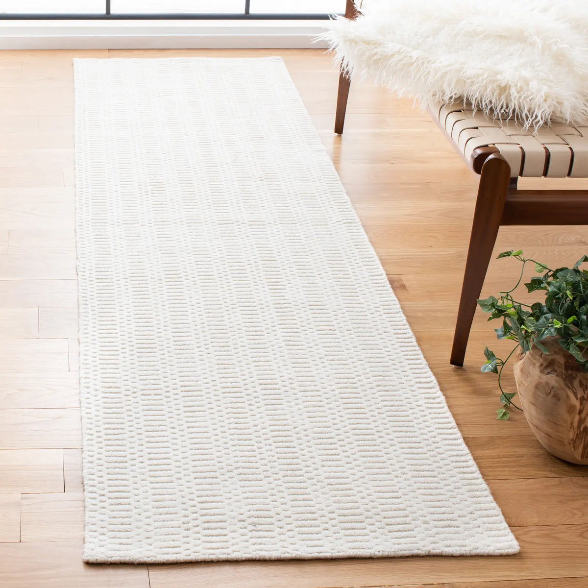 Safavieh Himalaya 2'-3" x 8'-0" Rug in Beige