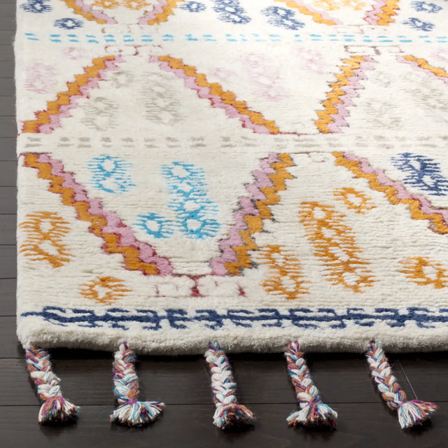 Safavieh Casablanca 5'-0" x 8'-0" Rug in Ivory / Multi