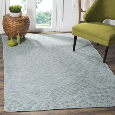 Safavieh Montauk 4'-0" x 6'-0" Rug in Ivory / Light Blue