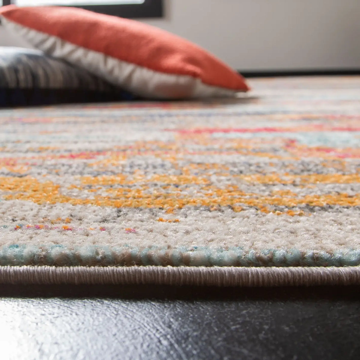 Safavieh Madison 4'-0" x 6'-0" Rug in Ivory / Multi