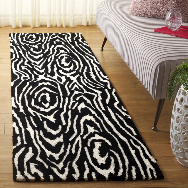 Safavieh Ebony 2'-3" x 8'-0" Rug in Black / Ivory