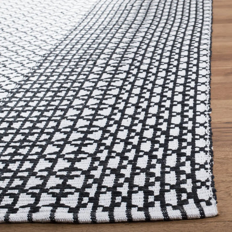 Safavieh Montauk 5'-0" x 8'-0" Rug in Black / Ivory