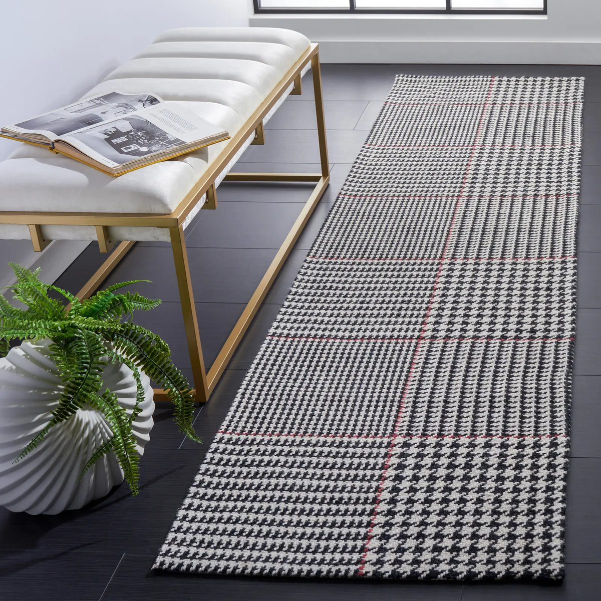 Safavieh Marbella 2'-3" x 9'-0" Rug in Black / Ivory