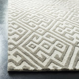 Safavieh Cambridge 4'-0" x 6'-0" Rug in Ivory / Grey