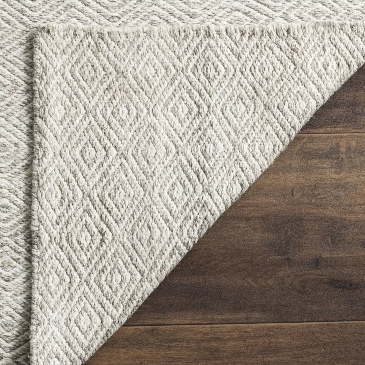 Safavieh Kilim 5'-0" x 8'-0" Rug in Ivory / Silver