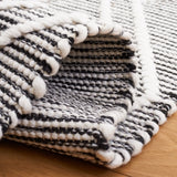 Safavieh Kilim 4'-0" x 6'-0" Rug in Black / Ivory