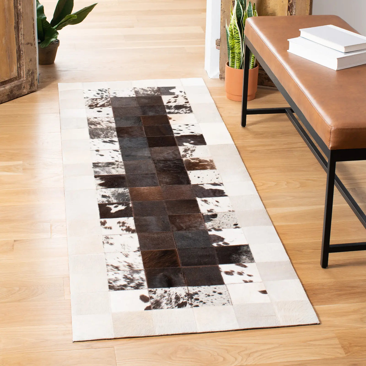 Safavieh Studio Leather 2'-3" x 7'-0" Rug in Ivory / Brown
