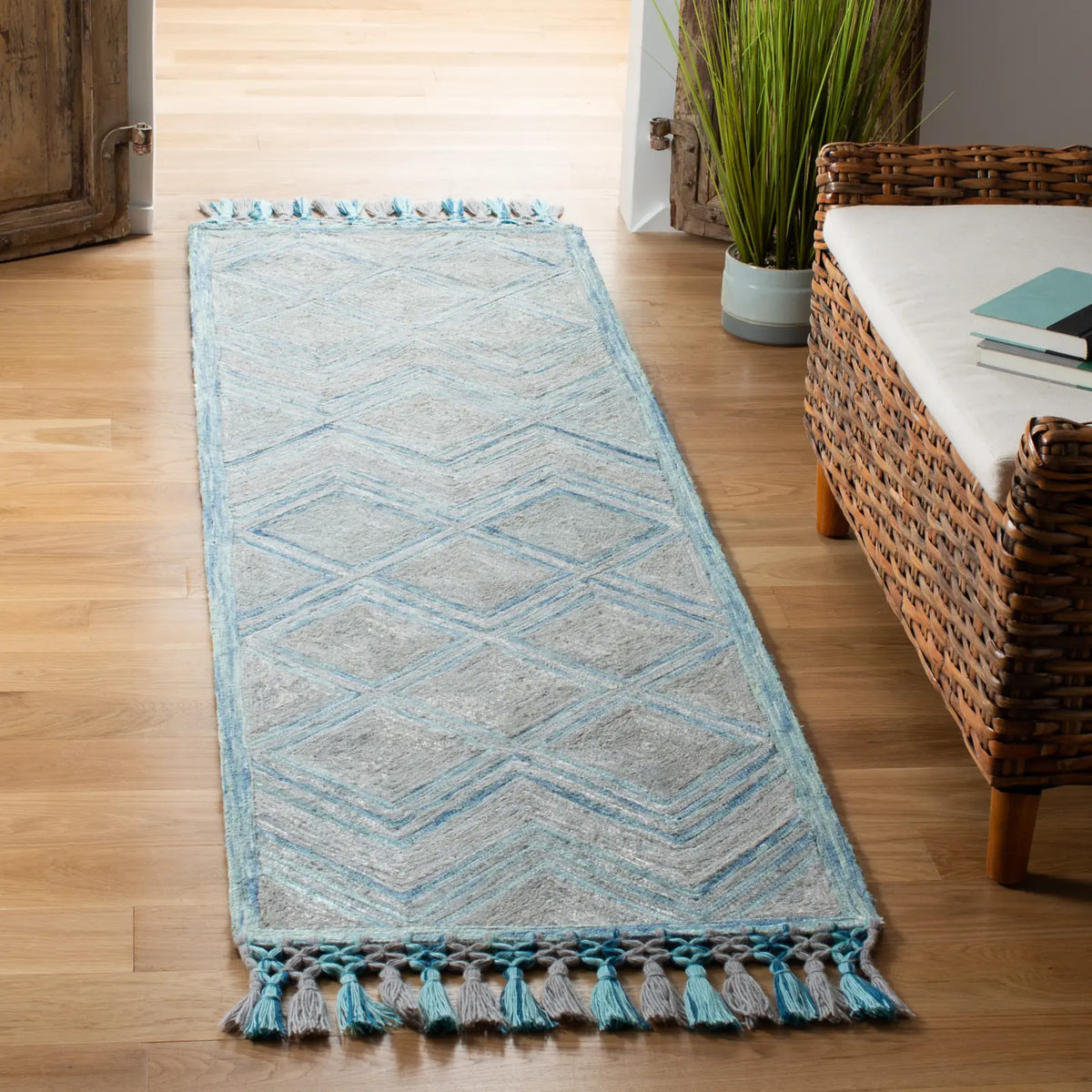 Safavieh Sahara 2'-3" x 8'-0" Rug in Grey / Aqua