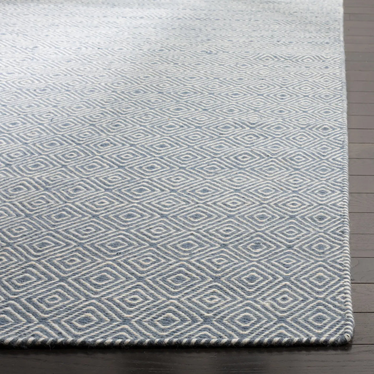Safavieh Oasis 6'-0" x 9'-0" Rug in Blue / Ivory