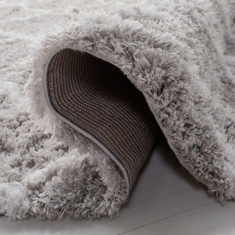 Safavieh Indie Shag 5'-1" x 7'-6" Rug in Grey / Ivory