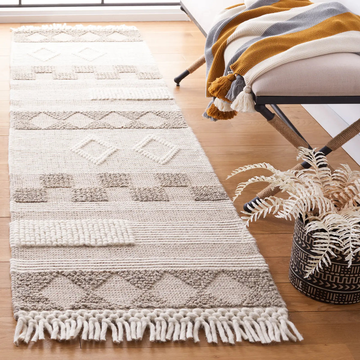 Safavieh Vermont 2'-3" x 8'-0" Rug in Ivory / Brown