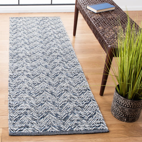 Safavieh Kilim 2'-3" x 7'-0" Rug in Navy
