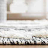 Safavieh Kenya 6'-0" x 9'-0" Rug in Ivory / Black