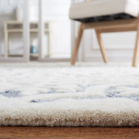Safavieh Metro 4'-0" x 6'-0" Rug in Light Blue / Ivory