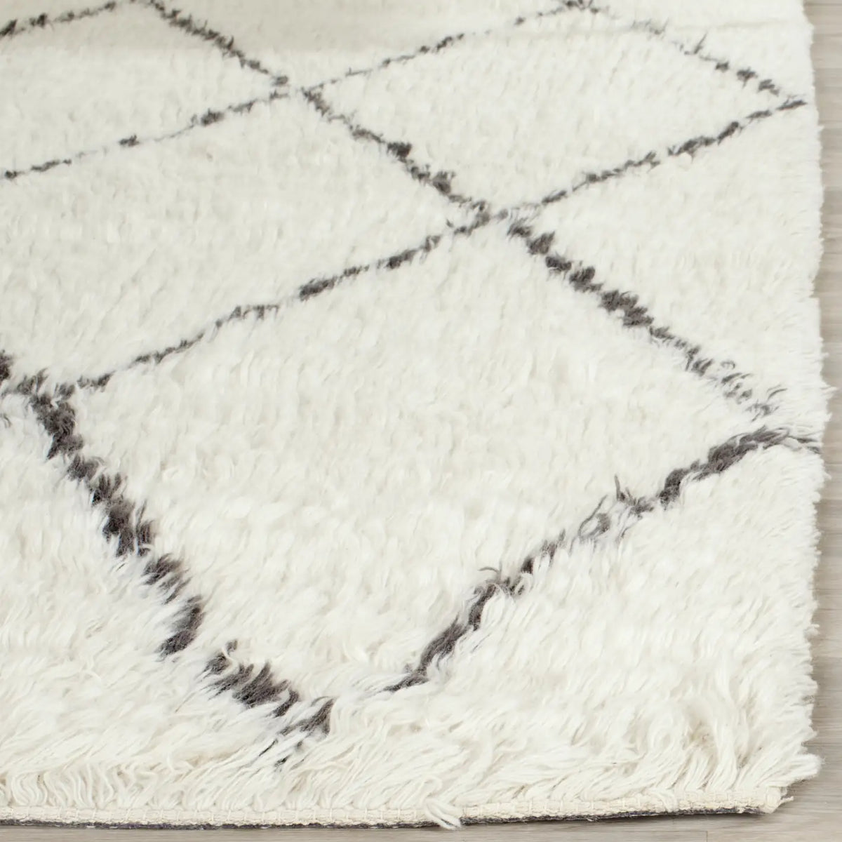 Safavieh Kenya 5'-0" x 8'-0" Rug in Ivory / Grey