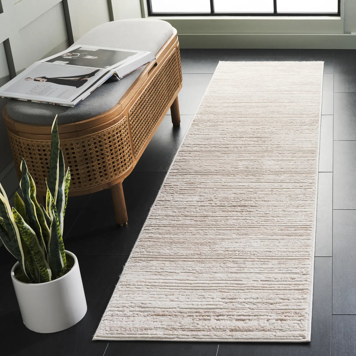 Safavieh Hanna 2'-0" x 8'-0" Rug in Ivory / Beige