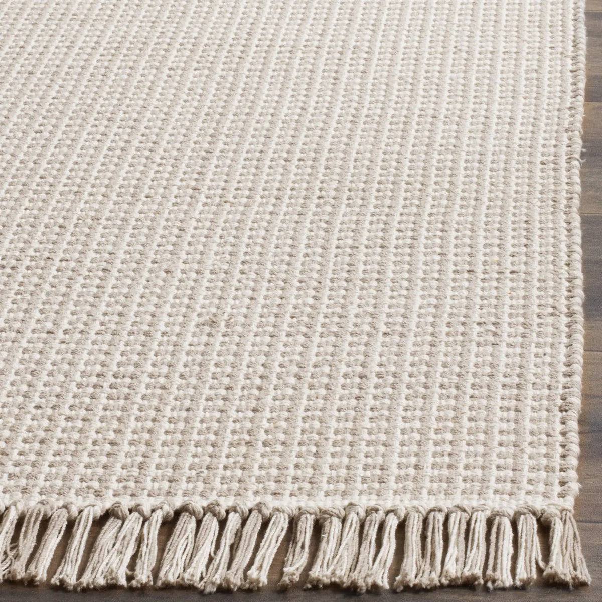 Safavieh Montauk 6'-0" x 9'-0" Rug in Ivory / Grey