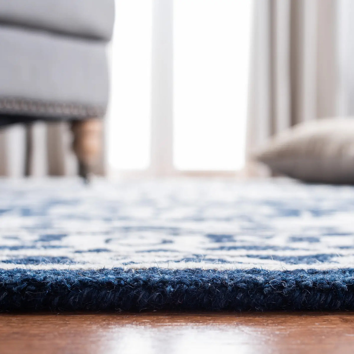 Safavieh Micro-Loop 4'-0" x 6'-0" Rug in Navy / Ivory