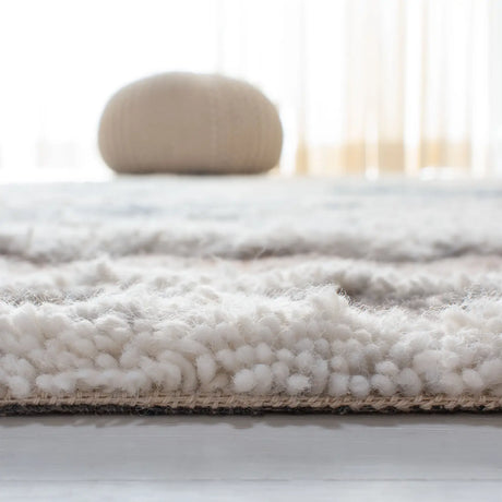 Safavieh Casablanca Shag 5'-0" x 8'-0" Rug in Beige / Navy