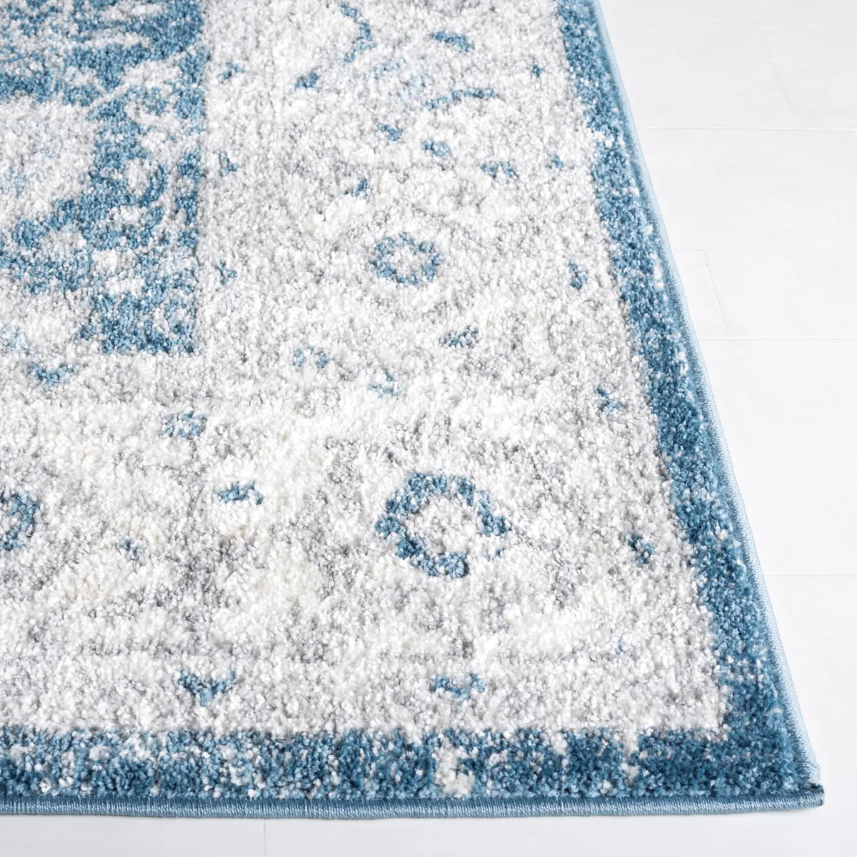 Safavieh Layla 4'-5" x 6'-5" Rug in Blue / Ivory Grey