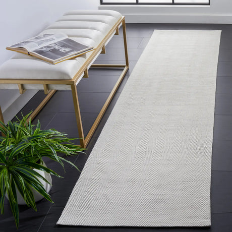 Safavieh Marbella 2'-3" x 9'-0" Rug in Silver / Ivory