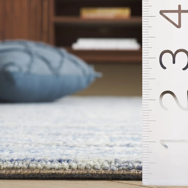 Safavieh Ebony 4'-0" x 6'-0" Rug in Ivory / Blue
