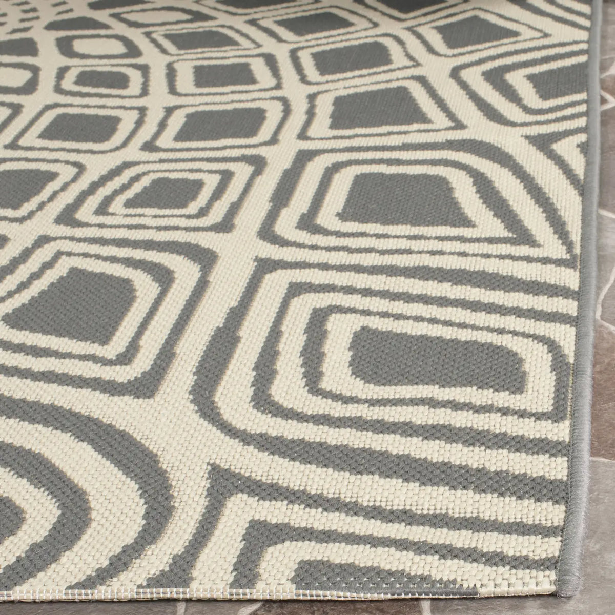 Safavieh Courtyard 4'-0" x 5'-7" Rug in Anthracite / Beige