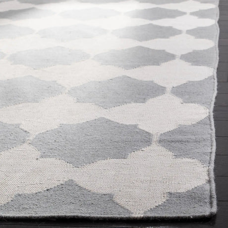 Safavieh Dhurries 5'-0" x 8'-0" Rug in Grey / Ivory