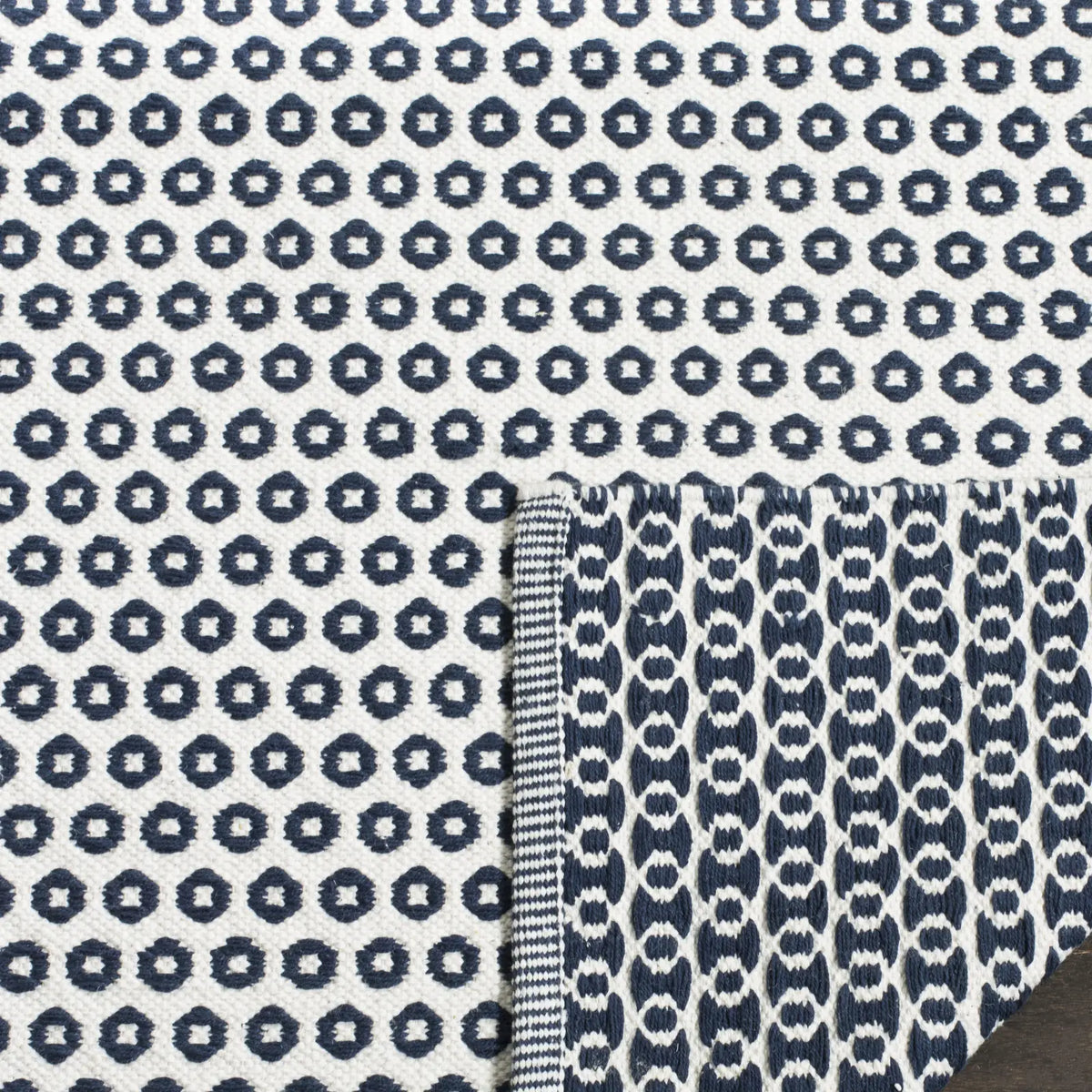 Safavieh Montauk 5'-0" x 8'-0" Rug in Navy / Ivory