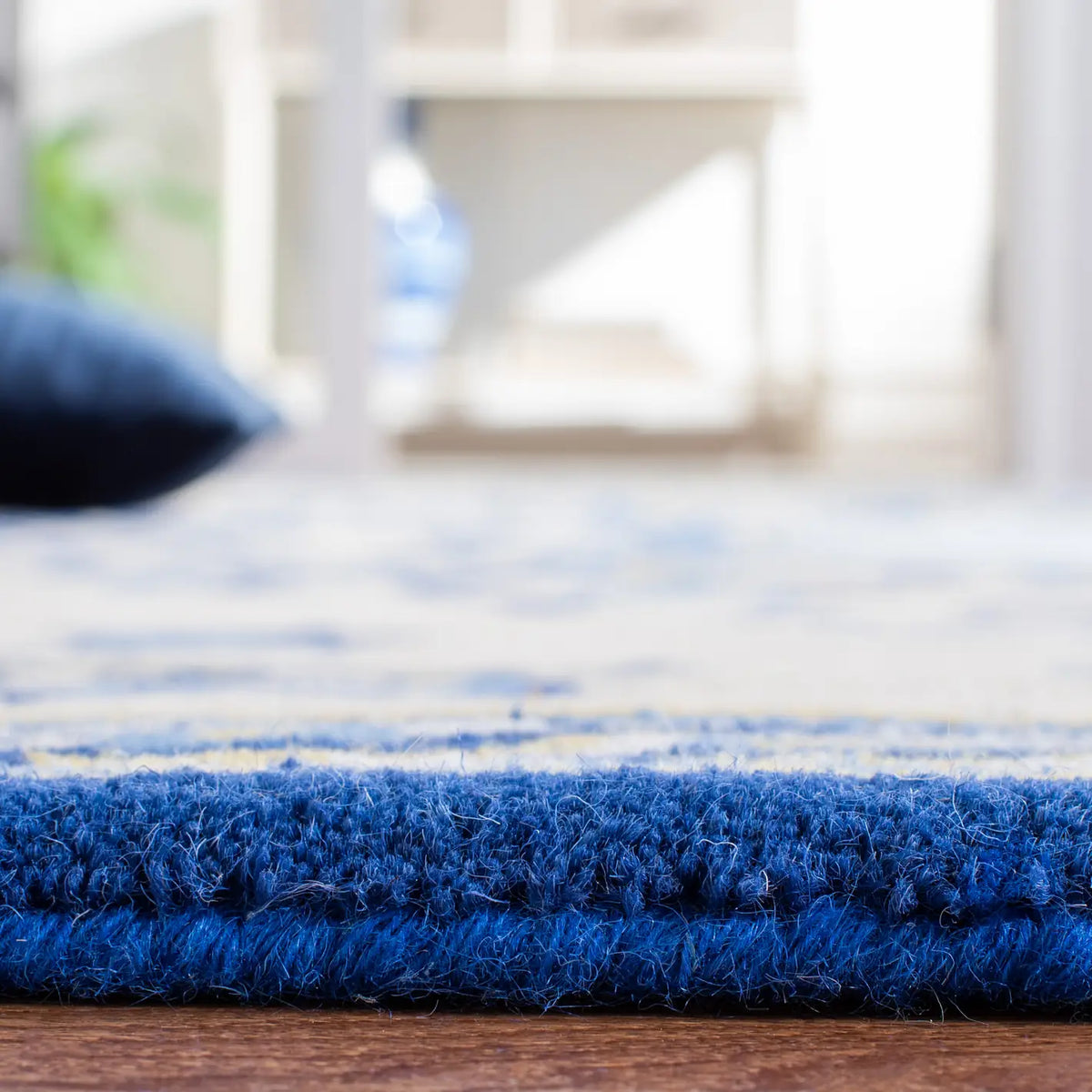 Safavieh Empire 4'-0" x 6'-0" Rug in Blue / Ivory