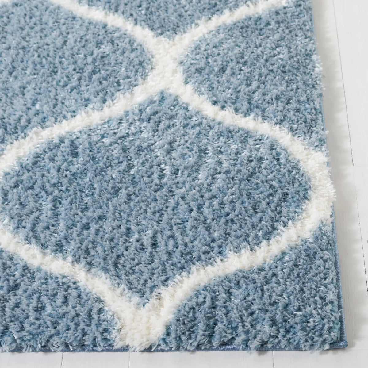 Safavieh Tahoe Shag 4'-0" x 6'-0" Rug in Blue / White