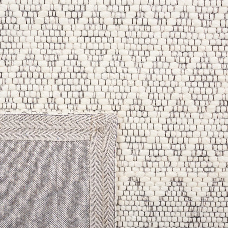 Safavieh Marbella 4'-0" x 6'-0" Rug in Ivory