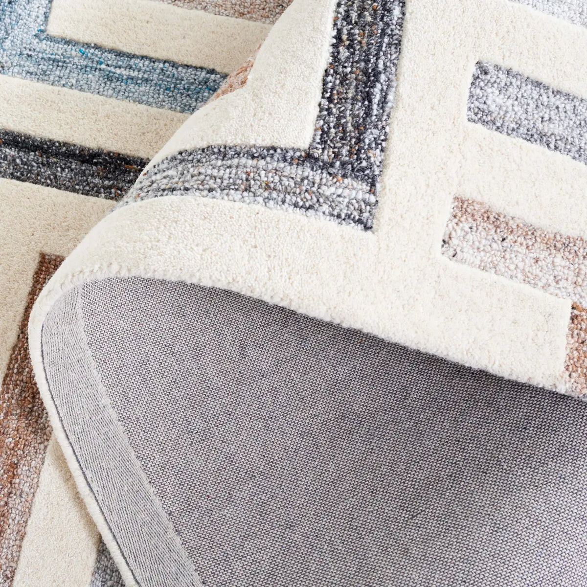 Safavieh Fifth Avenue 4'-0" x 6'-0" Rug in Ivory / Grey