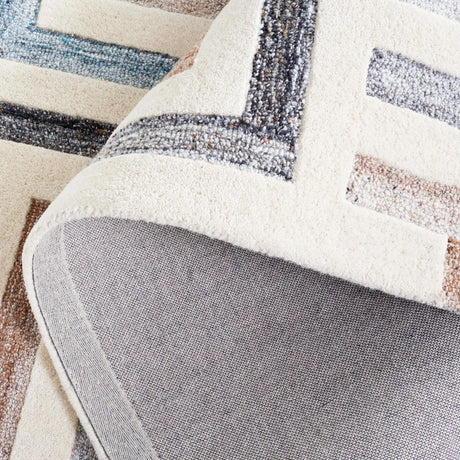 Safavieh Fifth Avenue 4'-0" x 6'-0" Rug in Ivory / Grey