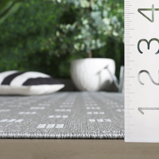 Safavieh Terrace 800 4'-0" x 6'-0" Rug in Grey / Ivory