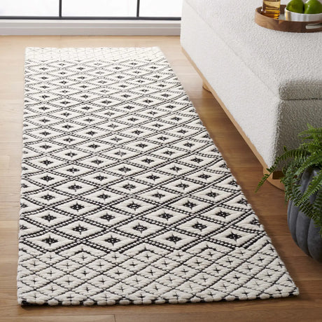 Safavieh Marbella 2'-6" x 8'-0" Rug in Black / Ivory