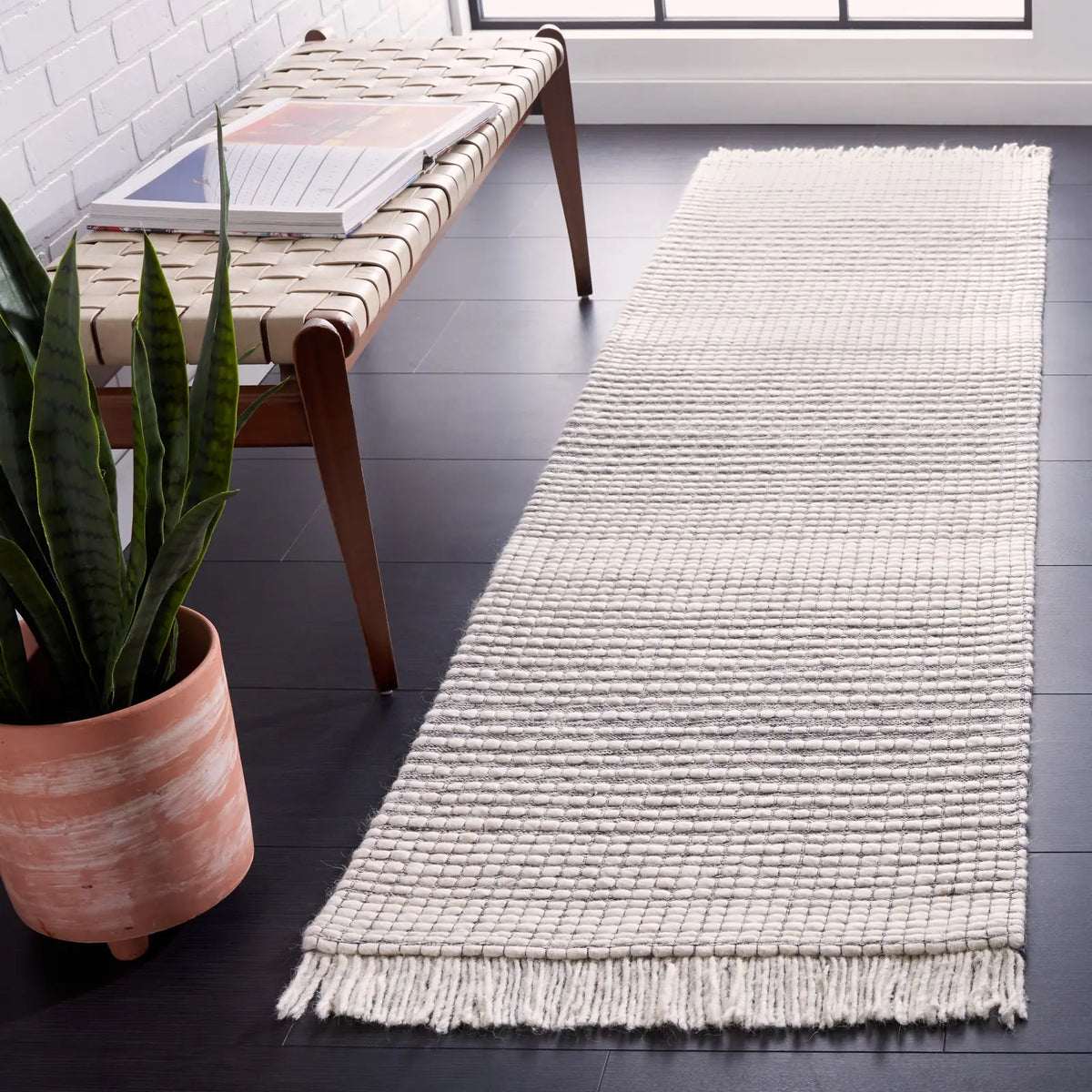 Safavieh Marbella 2'-3" x 8'-0" Rug in Ivory / Black