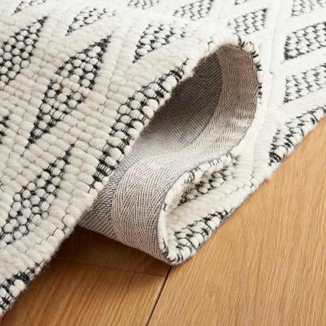 Safavieh Natura 4'-0" x 6'-0" Rug in Ivory / Black