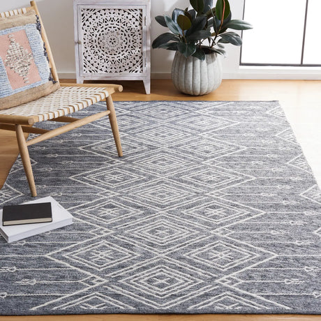 Safavieh Kilim 4'-0" x 6'-0" Rug in Grey / Ivory