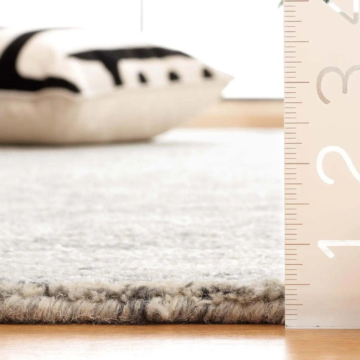 Safavieh Abstract 4'-0" x 6'-0" Rug in Grey / Ivory