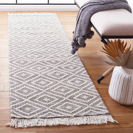 Safavieh Marbella 2'-3" x 8'-0" Rug in Ivory / Black