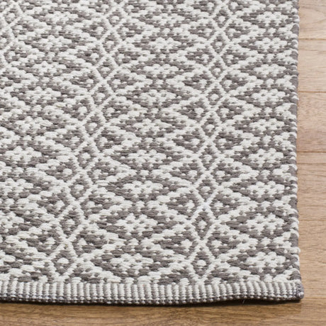 Safavieh Montauk 6'-0" x 9'-0" Rug in Ivory / Grey