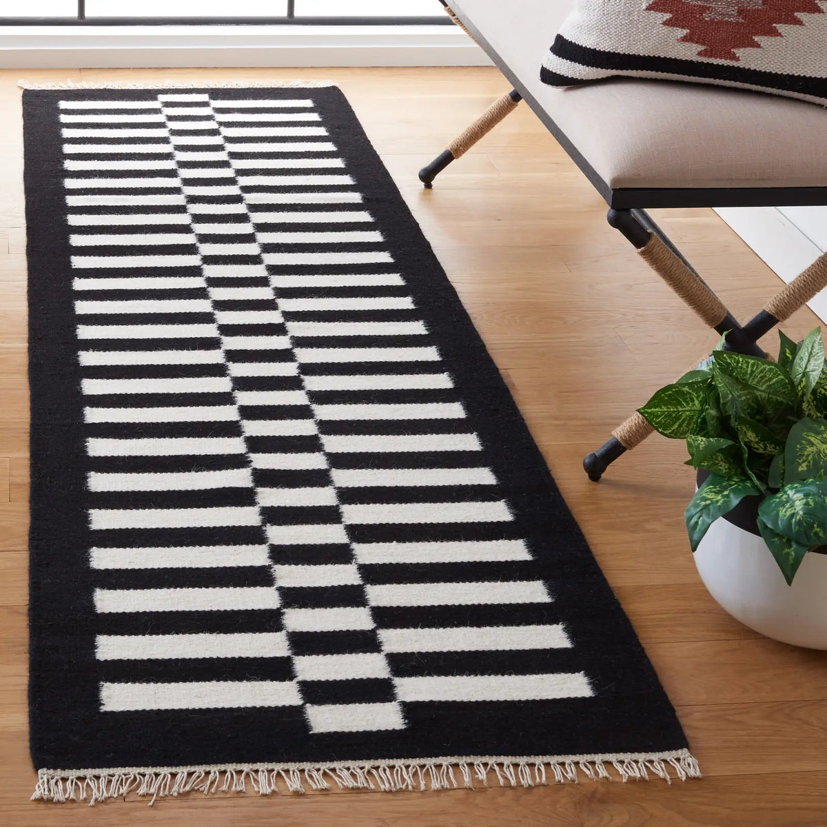 Safavieh Striped Kilim 2'-3" x 8'-0" Rug in Black / Ivory
