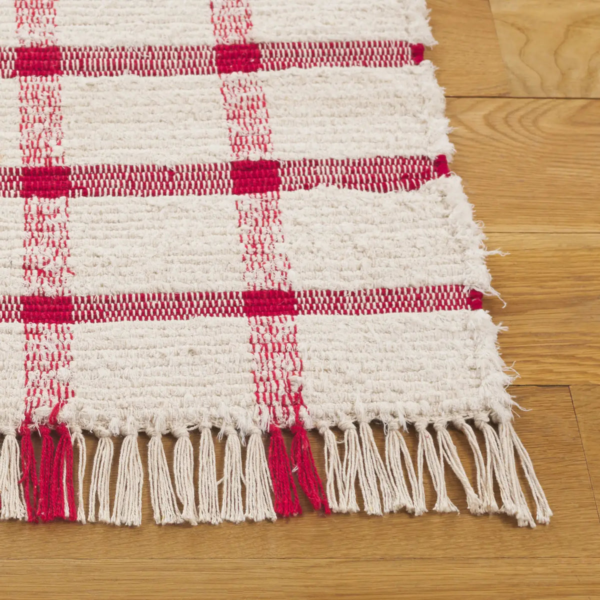 Safavieh Montauk 4'-0" x 6'-0" Rug in Ivory / Red