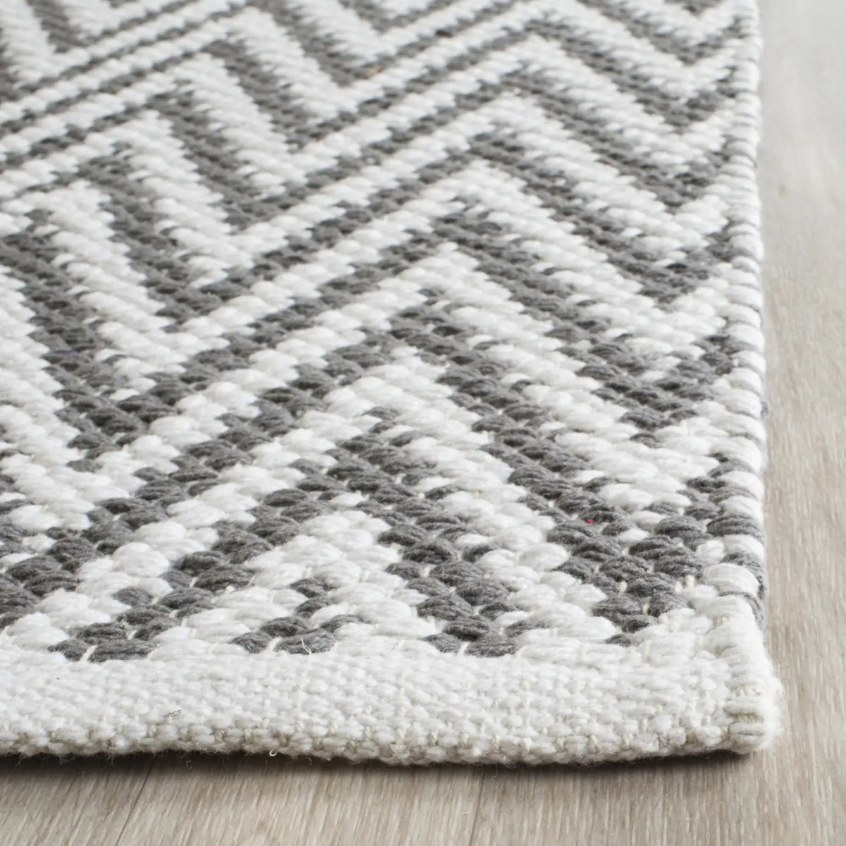 Safavieh Montauk 2'-3" x 11'-0" Rug in Grey / Ivory