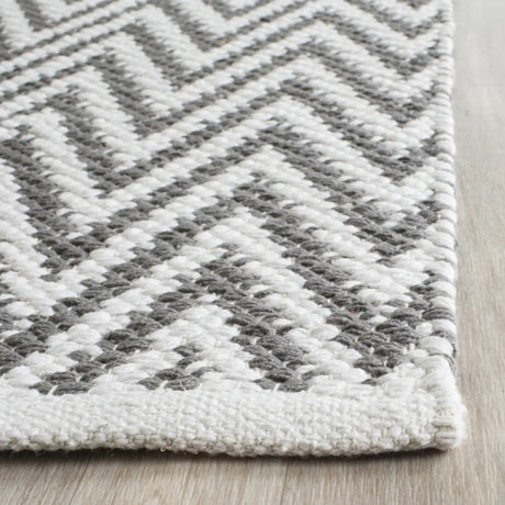 Safavieh Montauk 2'-3" x 11'-0" Rug in Grey / Ivory
