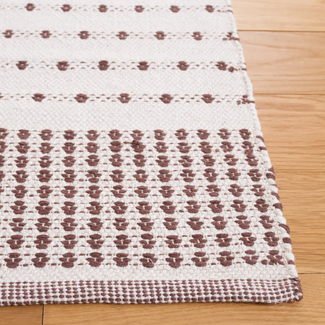 Safavieh Montauk 4'-0" x 6'-0" Rug in Brown / Ivory